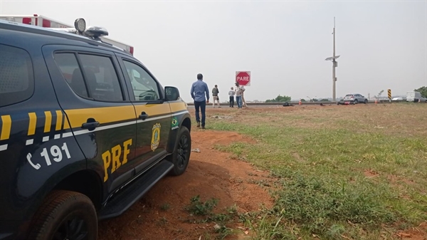 Acidente ocorreu na rodovia BR-153, perto do acesso à rodovia Assis Chateaubriand; motociclista sofreu traumatismo em várias partes do corpo (Foto: Divulgação/PRF)