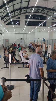 Leitores do A Cidade reclamaram e enviaram fotos das grandes filas para atendimento no Poupatempo de Votuporanga (Foto: Arquivo pessoal)