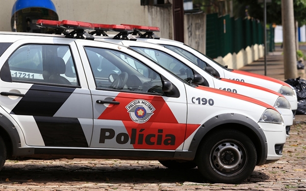 A Polícia Militar de Rio Preto recuperou, na noite de quarta-feira (22), um carro furtado em Votuporanga na tarde do mesmo dia (Foto: Alex Pelicer/Gazeta de Rio Preto)