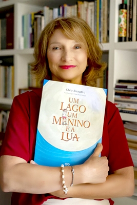 Escritora, mediadora de leitura e mestre em Teoria Literária (UFSC), com 35 livros publicados, entre os quais o lançamento Um lago, um menino e a lua. (Foto: Reprodução)