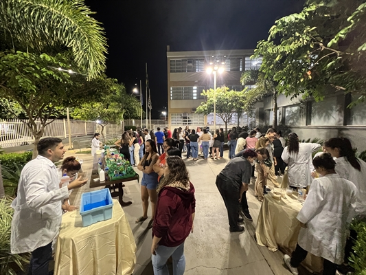 Exposição para a comunidade, com experimentos de Física, Química e Biologia, aconteceu na entrada do Câmpus Centro (Foto: Unifev)