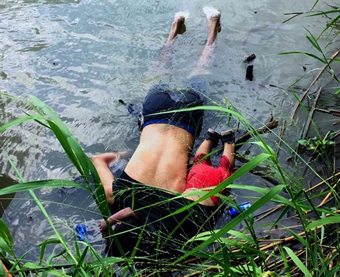 Migrante salvadorenho Oscar Martinez Ramirez e da filha morreram ao tentar atravessar o Rio Grande, que fica fronteira entre o México e os EUA — Foto: AFP