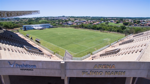 Lado onde ainda não recebeu a melhoria será contemplado com iluminação de LED de acordo com as exigências da FPF (Foto: Prefeitura de Votuporanga)