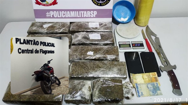 Os policiais apreenderam maconha, cocaína, dinheiro, apetrechos usados no tráfico e uma moto, que era utilizada pelo trio (Foto: Divulgação/Polícia Militar)