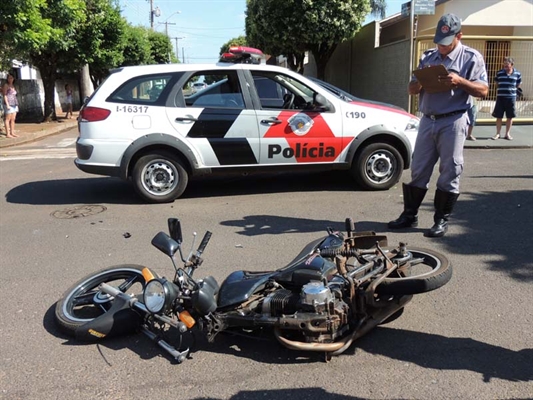 Motos batem forte em cruzamento do Pozzobon