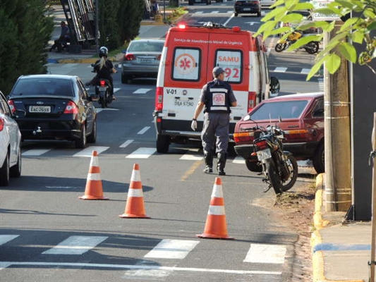 Dois veículos colidem e uma pessoa fica ferida no Centro