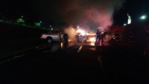 Equipes de resgate tentam controlas as chamas causadas pela colisão dos veículos - (Foto: Reprodução/Facebook)