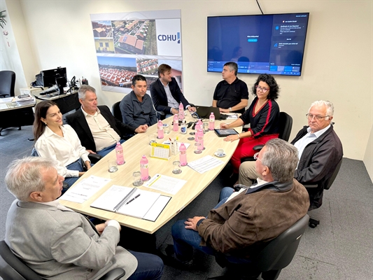 Ao lado de prefeitos da região, Carlão se reuniu na sede da CDHU, em São Paulo, para cobrar agilidade nas obras (Foto: Assessoria)