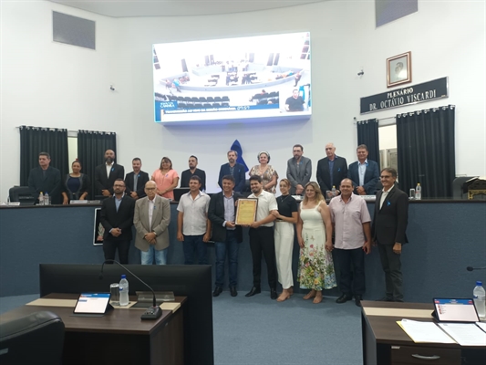 O engenheiro eletricista Eder Almeida Macedo Junior foi homenageado na sessão da Câmara de Votuporanga desta semana (Foto: Assessoria)