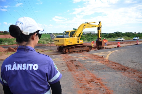Trânsito monta desvio no acesso à Avenida Horácio dos Santos