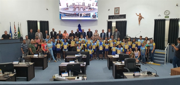 Atletas da Avonat receberam na sessão de anteontem o reconhecimento da Câmara de Votuporanga por seus desempenhos (Foto: A Cidade)