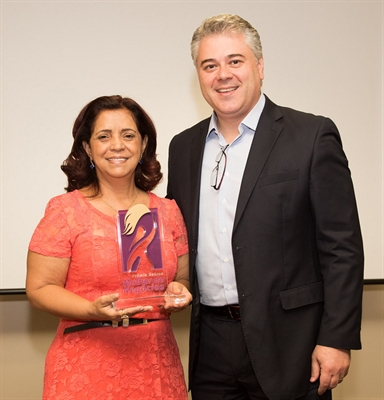 Ivan Hussni, diretor técnico Sebrae-SP, entrega troféu a Marlene