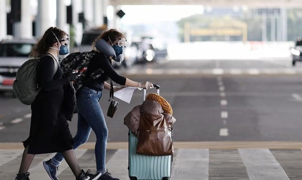 Na hipótese de voo com conexões ou escalas em que o viajante permaneça em área restrita do aeroporto (Foto: REUTERS/ Roosevelt Cassio)