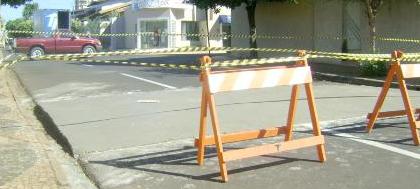 Prefeitura instala lombadas na rua Paraíba