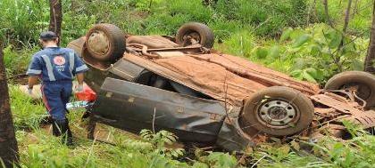 Carro capota e bebê é salvo pela cadeirinha