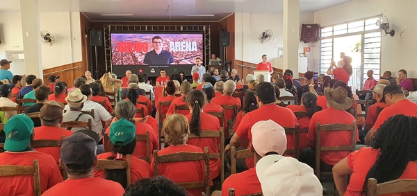 Vestidos de vermelho, dezenas de militantes acompanharam a convenção (Foto: A Cidade)