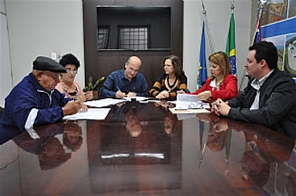 Prefeito João Dado assina subvenção que garante pela primeira vez repasse à AACD