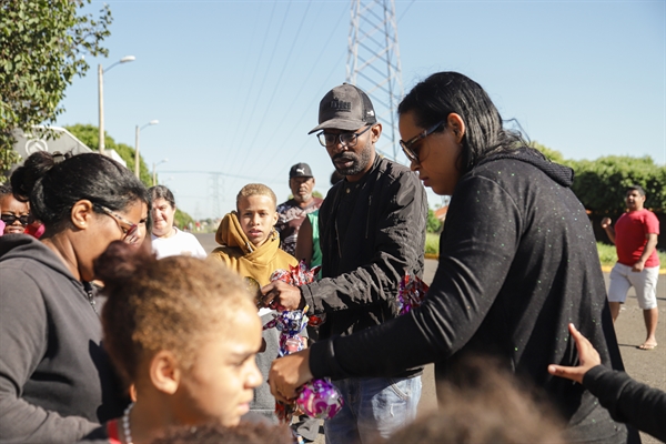 Centenas de ovos de chocolate foram distribuidos em toda cidade (Foto: Divulgação)