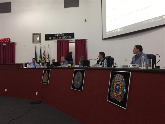 O assessor de gabinete Deosdete Vechiato apresentou os números da Administração Municipal aos parlamentares (Foto: A Cidade)