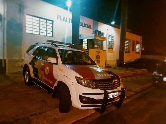 A equipe da Força Tática da Polícia Militar de Votuporanga prendeu um casal de assaltantes na noite deste sábado (29) (Foto: Divulgação/Polícia Militar)