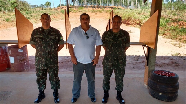 O presidente Huadson entre os tenentes Abreu e Carlos, da 5ª CSM de Ribeirão Preto Foto: Arquivo Pessoal 