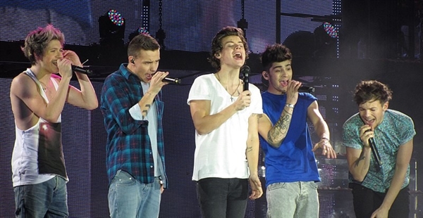 ONE DIRECTION (FOTO: FIONA MCKINLAY/ WIKIMEDIA COMMONS)