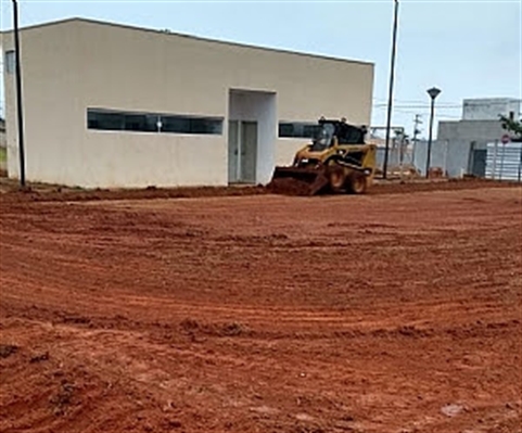 Prefeitura reforma gramados em complexos esportivos