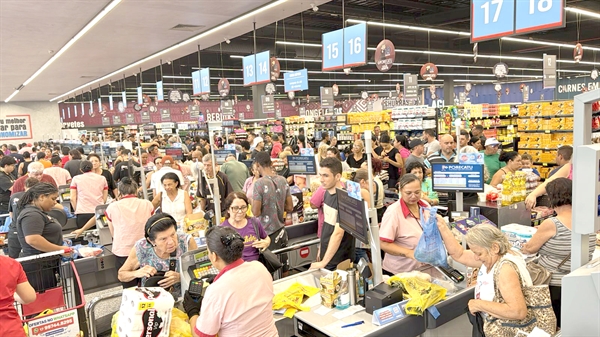 Amigos, lideranças políticas e empresariais de toda a região prestigiaram a inauguração da 10ª unidade da Rede de Supermercados Porecatu (Foto: Divulgação)