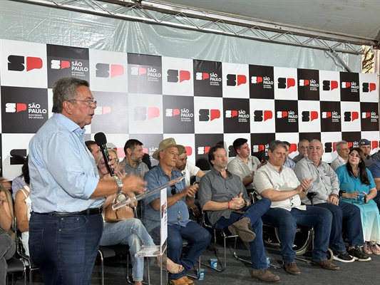 O governador a promessa feita a Carlão em sua passagem recente por Cardoso e liberou as obras para a Péricles Bellini (Foto: Governo de SP)