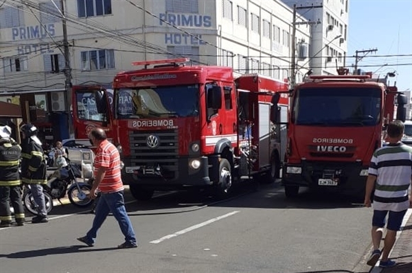 O incêndio mobilizou os Bombeiros de Jales (Foto: Foco News)