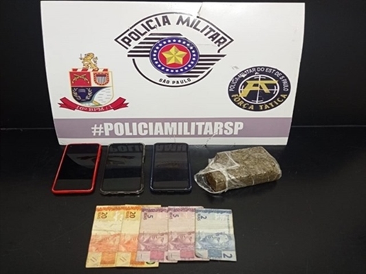 Policiais encontraram um tijolo de maconha (Foto: Divulgação)