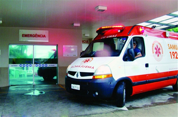 Já na Santa Casa local, a jovem estava bastante alterada, cuspindo e xingando os funcionários do hospital (Foto: Reprodução)