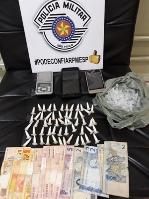 Com eles, foram apreendidas diversas porções de cocaína, além de grande quantia em dinheiro (Foto: Divulgação/Polícia Militar)