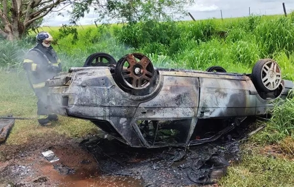 Um veículo VW/Voyage capotou e pegou fogo após o acidente, deixando quatro pessoas feridas na região de Jales (Foto: Região Noroeste)