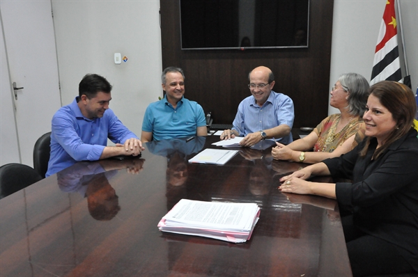  Prefeito e Provedor da Santa Casa celebram permanência da OSS na gestão da Saúde (Foto: Divulgação/Prefeitura de Votuporanga) 