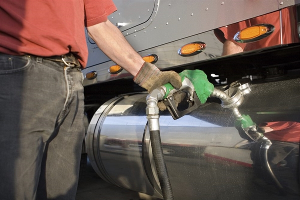 O motorista desconhecido abasteceu o seu caminhão com 260 litros de óleo diesel e fugiu do posto sem pagar (Foto: Imagem Ilustrativa) 