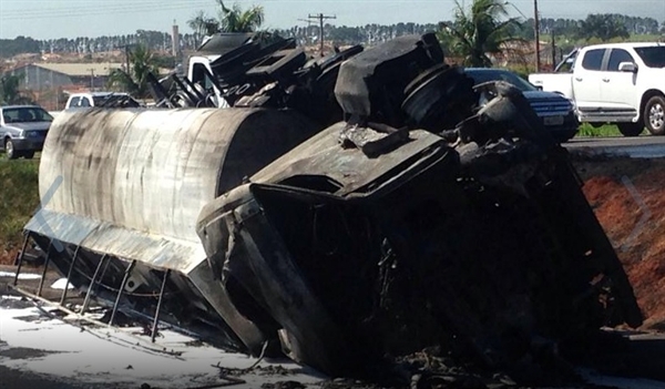 Carreta pega fogo e assusta motoristas na SP-320