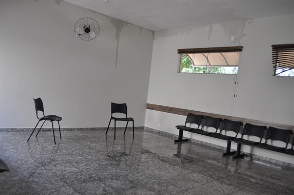 No momento do fato, o vigilante responsável pelo local auxiliou às famílias para dar continuidade nas vigílias (Foto: Aline Ruiz/A Cidade)