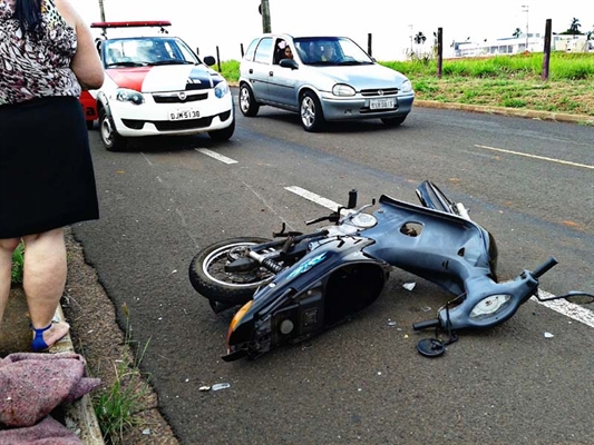 Automóvel colide em traseira de moto em avenida da cidade