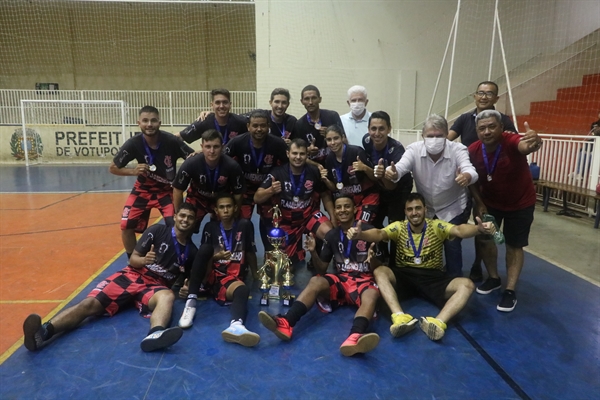 Os atletas das duas equipes receberam medalhas e as equipes levaram os troféus de 1º e 2º lugares (Foto: Prefeitura de Votuporanga)