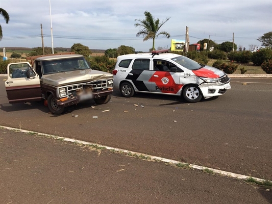 Carro bateu em viatura da Polícia Militar — Foto: Divulgação/Polícia Militar