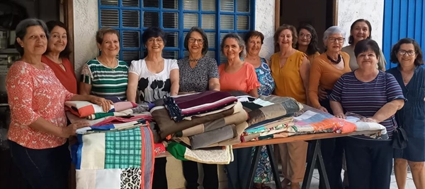 Grupo de aposentadas da Associação de Aposentados da Cesp fez a doação (Foto: Divulgação)