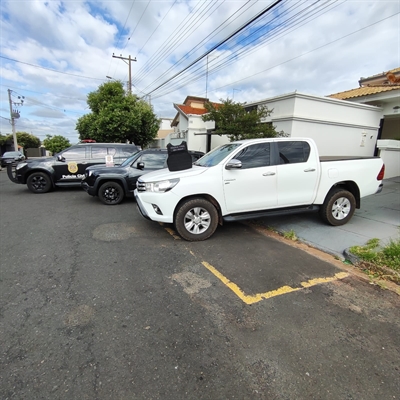  Policiais da DIG de Votuporanga recuperaram a caminhonete furtada e apreenderam um Jeep utilizado no crime (Foto: Divulgação)