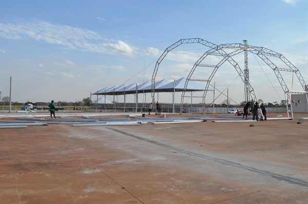 Dezenas de pessoas trabalham na montagem da estrutura da Expo Show, que deve receber mais de 15 mil pessoas por dia (Foto: Divulgação)