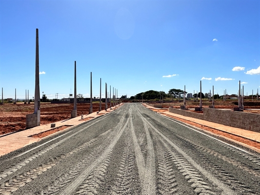 O que antes era um terreno baldio às margens da linha férrea, agora já possui quase toda a infraestrutura de um novo bairro (Foto: Prefeitura de Votuporanga)