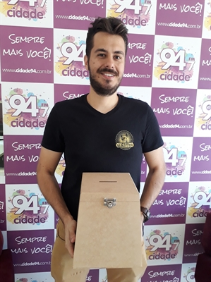 O sorteio foi realizado pelo gerente Renan Santos da Cervejaria Master (Foto: A Cidade)