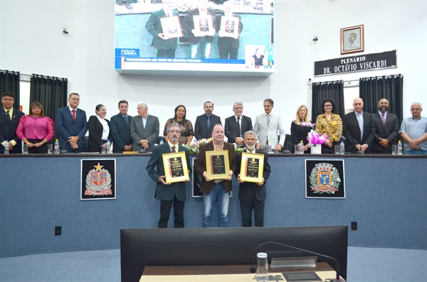  O médico Edson Zerati, o sensei de karatê, Adebaur Domingos Borges, e o escritor Tony Rocha são agora Cidadãos Votuporanguenses (Foto: A Cidade)