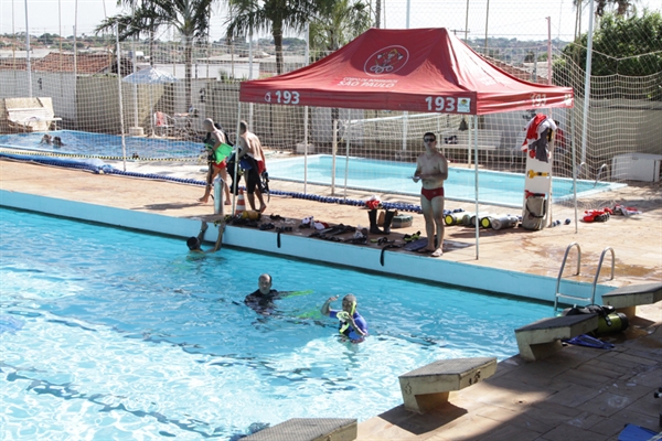 Militares do Corpo de Bombeiros realizam treinamento de salvamento e resgate 