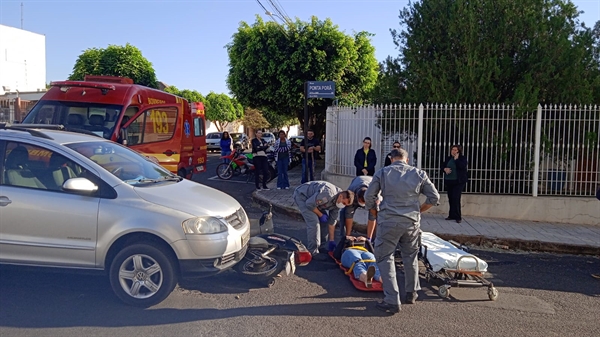 Vítima foi socorrida por uma Unidade de Resgate do Corpo de Bombeiros, aparentemente, com ferimentos leves (Foto: A Cidade)