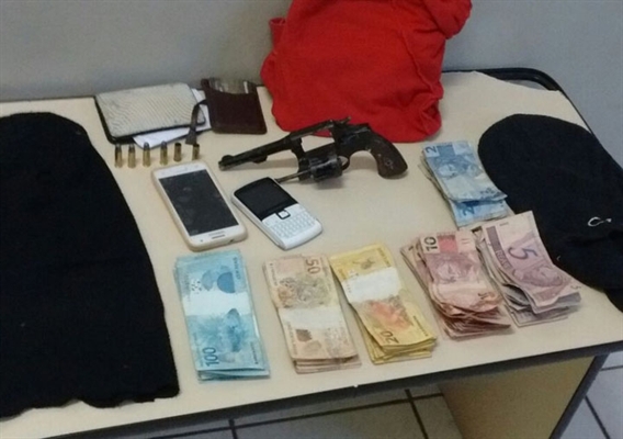 Força Tática prende dupla por assalto a açougue